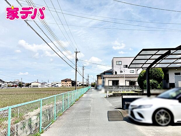 前面道路は車通り少ないのでお子様も安心して暮らせる環境です