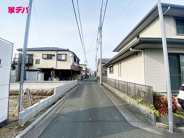 前面道路は見通しが良く、車の移動もスムーズに行えます。 