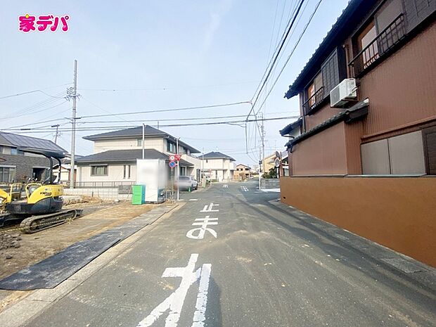 前面道路は公道で、車のすれ違いもらくらく広々6mの幅があります