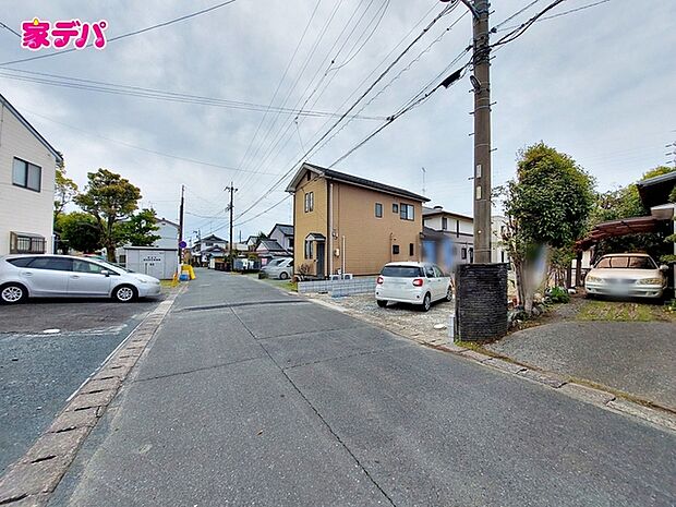 静かな住宅街で、車の出入りもスムーズです。 