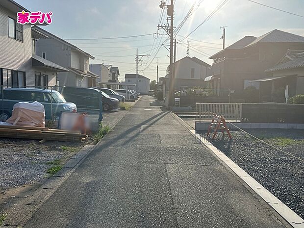 静かな住宅街で、車の出入りもスムーズです。 