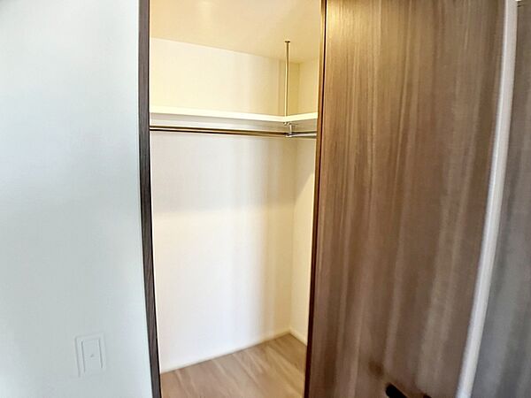 【WIC】 ハンガーにかけた洋服、帽子やバッグ他収納した物を見渡すことができ整理整頓がしやすい！