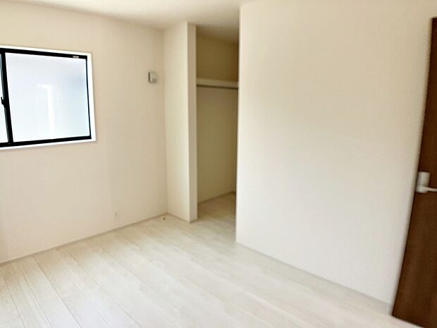 【洋室6帖】 お子様の一人部屋として使いやすい広さの居室で、成長に合わせて長くご利用いただけます。ウォークインクローゼット付きで収納もしやすく、自然とお片付けの習慣が身につきやすい環境です!