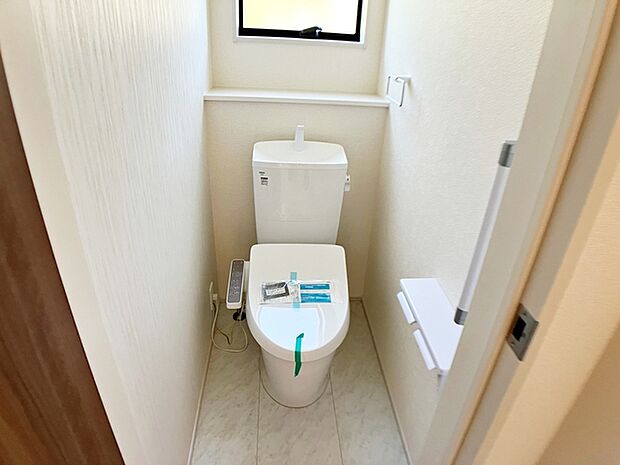 【トイレ】 シャワー機能付きトイレを2ヶ所に設置しています。小窓付きのため換気もしやすく、空気の入れ替えがスムーズに行えるのもポイント。日常的に使いやすく、清潔感を保ちやすい快適な空間となっています。