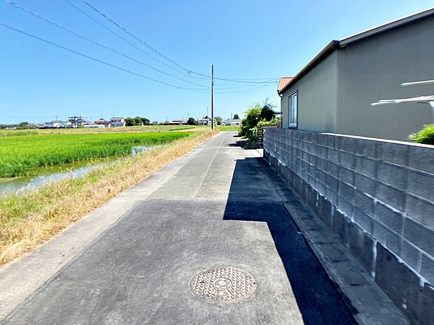 前面道路：東側約4.5ｍ幅。前面道路は見通しが良く、車の移動や駐車もスムーズに行えます。毎日の通勤やお買い物などのお出かけも快適で、ゆとりを持って車を出し入れできるのが魅力。