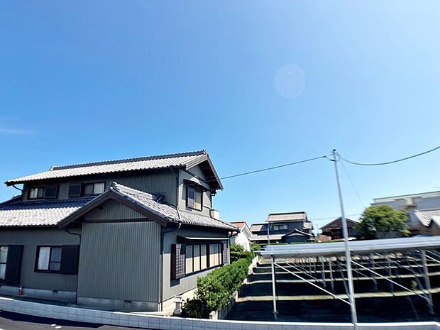 住戸からは閑静な街並みを望むことができ、外の空気を感じながら過ごせるスペースです。日常の中で外の景色を眺めることで気分転換もしやすく、ほどよい開放感も感じられます。 