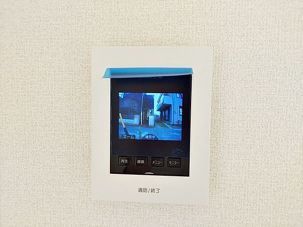 【TVモニター付きインターホン】 留守中の訪問者も映像で確認できるため、帰宅後に来客状況を把握しやすくなります。録画機能があり不在時の来訪記録も残るので、安心して外出しやすくなります。
