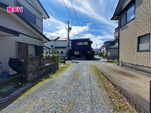 静かな住宅街で、車の出入りもスムーズです。 