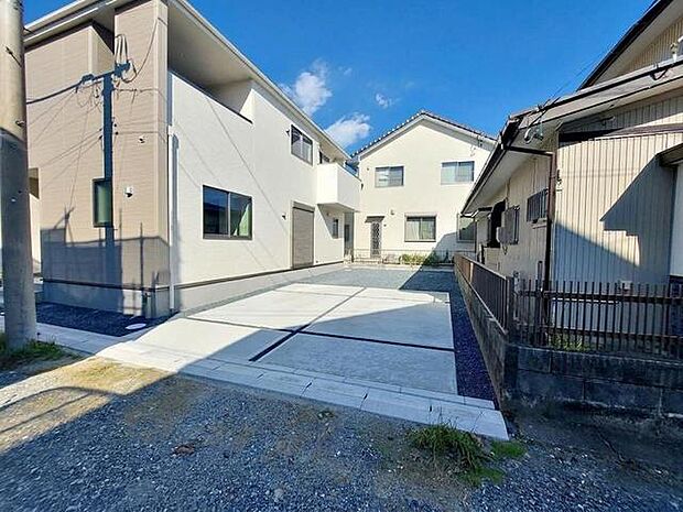 広々4台駐車可能なカースペースを確保!ご家族それぞれがお車をお持ちの場合はもちろん、お友達やご親族が遊びに来た際にも困りません。来客時にも安心してお迎えできる、ゆとりのある駐車スペースです。