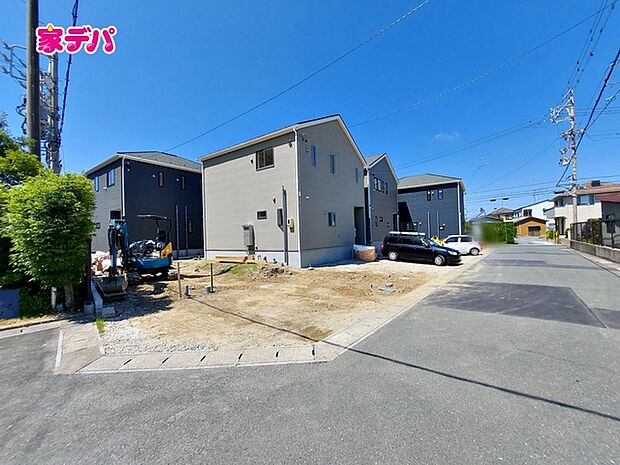 足場が外れました！現地ご案内いたします。周辺環境や陽当たりなどもあわせてご確認いただけます。実際の住み心地をイメージしながらご見学いただけますので、お気軽にお問い合わせください！（左奥） 