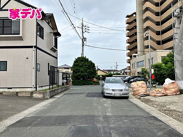 前面道路は公道で、車のすれ違いもらくらく!