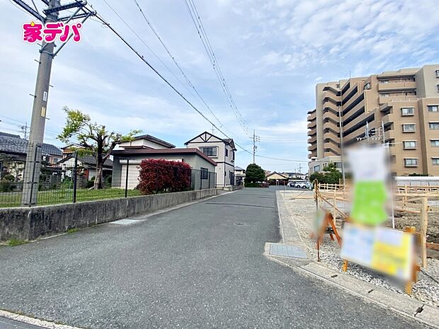 前面道路は公道で、車のすれ違いもらくらく!