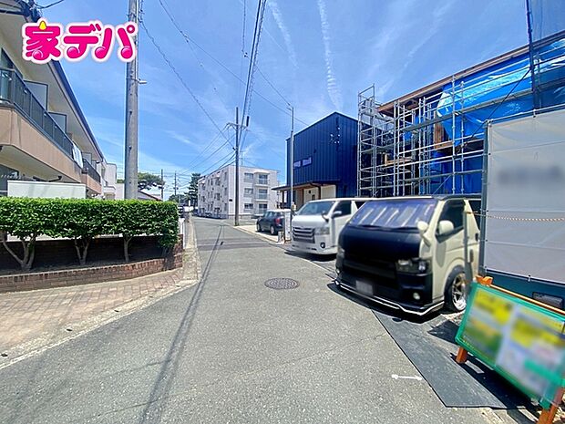 静かな住宅街で、車の出入りもスムーズです。 