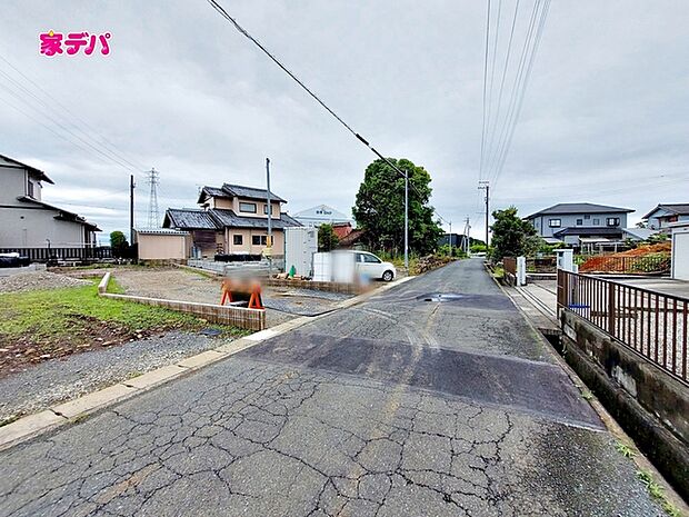 静かな住宅街で、車の出入りもスムーズです。 