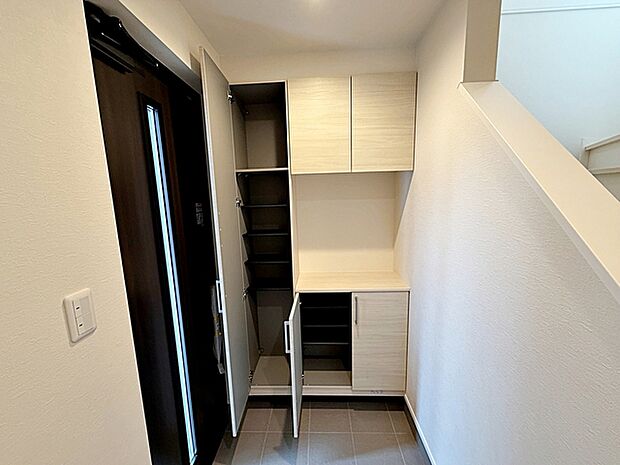 【施工例】家族みんなの靴は多くてたいへん!そんな時にこの玄関にある大容量のシューズBOXは便利です!