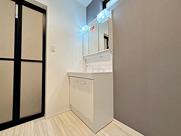 【施工例】洗面台の三面鏡の裏には収納があるので、見られたくないものの収納に便利