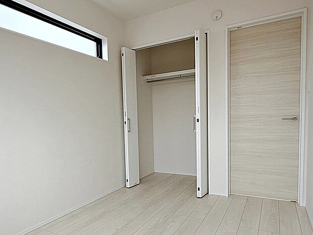 【施工例】パイプハンガー付きのクローゼットは服を畳まず収納でき大切な衣類をシワや日焼けから守ります