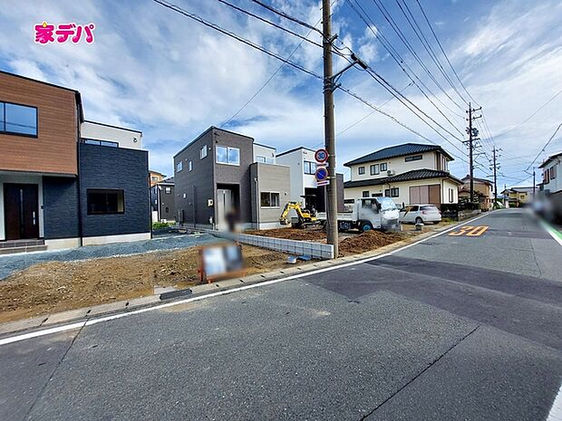 静かな住宅街で、車の出入りもスムーズです。 