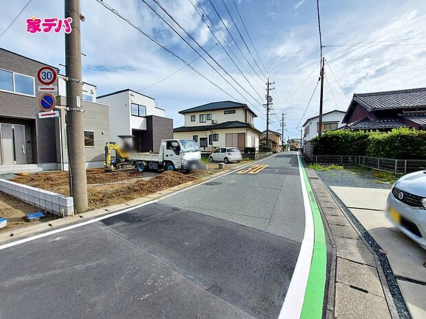 静かな住宅街で、車の出入りもスムーズです。 