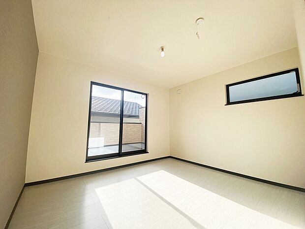 【施工例】2面採光で、晴れの日の日中はいつも明るい室内に。窓を開放すれば気持ちの良い風が入ります。  