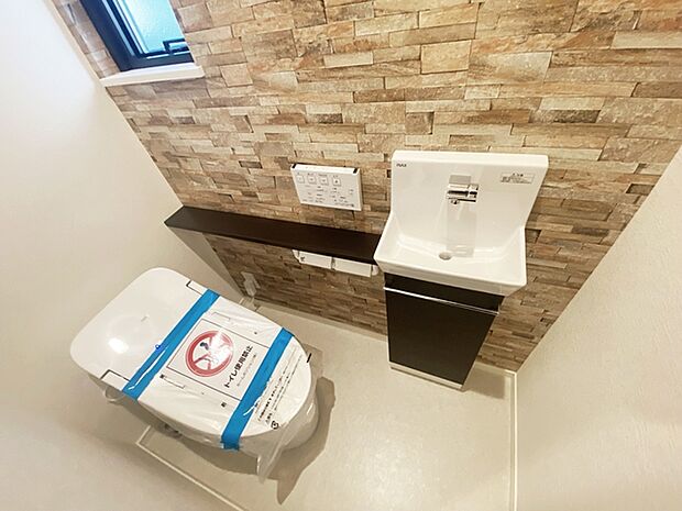 【施工例】多機能な温水洗浄便座付きでお掃除がしやすい、清潔なトイレです
