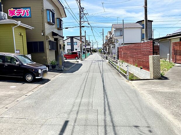 前面道路は見通しが良く、車の移動もスムーズに行えます。