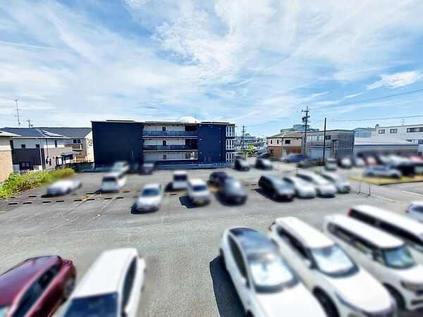 バルコニーからは閑静な街並みを望むことができ、外の空気を感じながら過ごせるスペースです。日常の中で外の景色を眺めることで気分転換もしやすく、ほどよい開放感も感じられます。