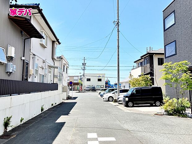 前面約5.9ｍ幅の道路に面しており、通行や駐車の際に余裕がある広さです。運転が苦手な方でもラクラク！ 