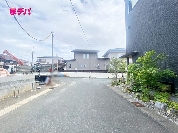 静かな住宅街で、車の出入りもスムーズです。 