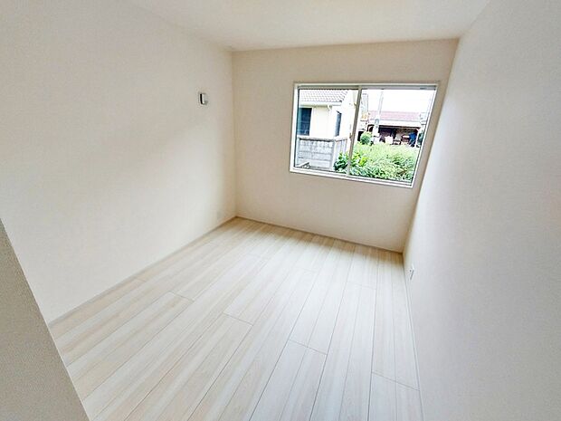 【洋室5.6帖】 お子様にとっての初めての「自分の部屋」としても使いやすく、学習机やベッドの配置もしやすい広さがあります。
