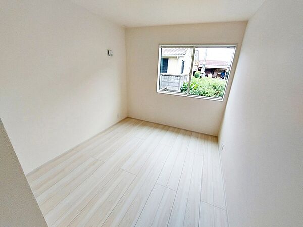 【洋室5.6帖】 お子様にとっての初めての「自分の部屋」としても使いやすく、学習机やベッドの配置もしやすい広さがあります。