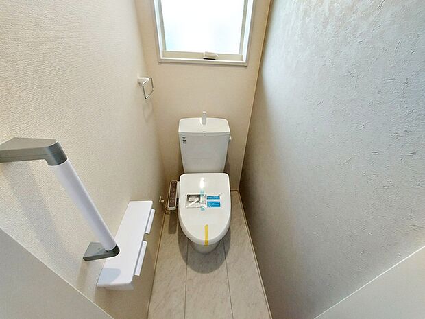 フロアに2か所シャワー機能付きトイレを設置しており、朝の忙しい時間帯でもスムーズに利用できるため、混雑の軽減にもつながります。ご家族それぞれの生活リズムに合わせて使いやすいのも嬉しいポイントです。 