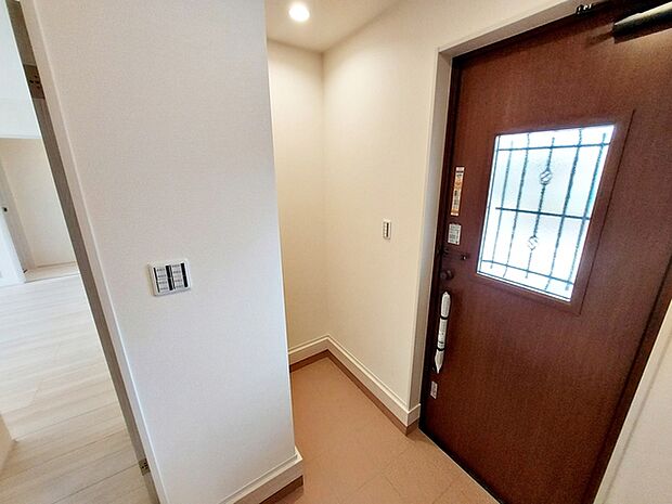 シューズインクロークは靴のまま出入りできる動線が確保されており、帰宅後すぐに靴や荷物を収納できます。ベビーカーやアウトドア用品などもそのまま収納でき、玄関まわりを通らずに片付けができます。