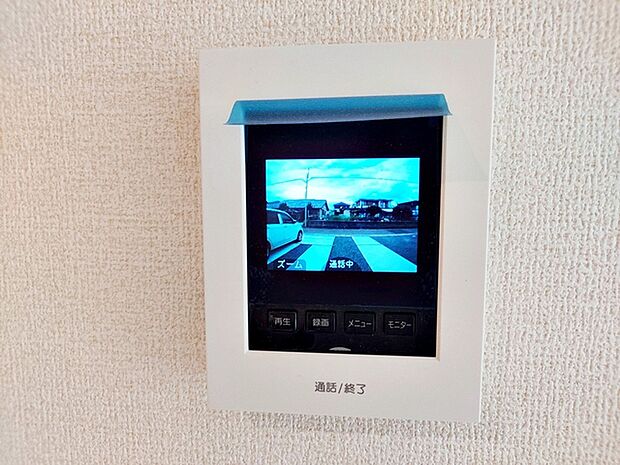 【TVモニター付きインターホン】 訪問者の顔を室内から確認して応対できるため、玄関を開ける前に相手を把握しやすくなります。来客対応や不在時の確認にも役立ち、日常の安心感につながります。