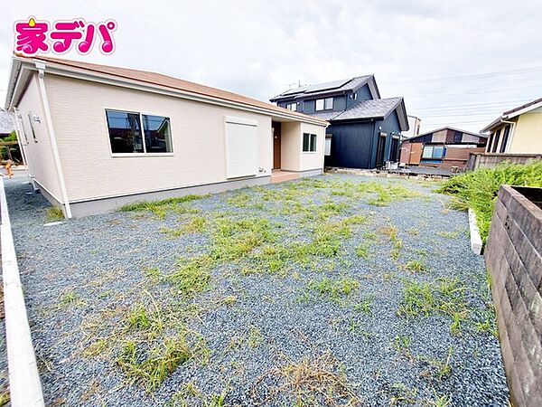 ガーデニングで四季折々のお花や植物を楽しめるお庭です。夏にはプール遊びやバーベキューなど、季節に合わせた過ごし方も楽しめます。お庭で過ごす時間が増え、暮らしの楽しみが広がる魅力的なスペースです。