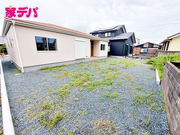 ガーデニングで四季折々のお花や植物を楽しめるお庭です。夏にはプール遊びやバーベキューなど、季節に合わせた過ごし方も楽しめます。お庭で過ごす時間が増え、暮らしの楽しみが広がる魅力的なスペースです。 