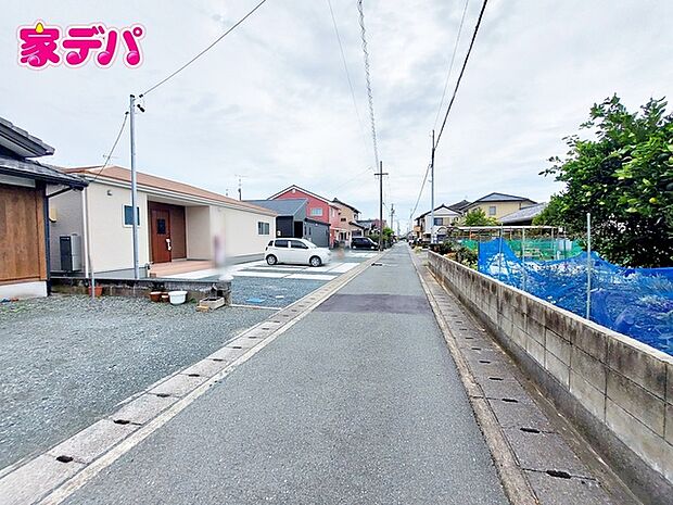 前面道路:北側約4m幅。 車通りの少ない道路なので、車の出し入れも落ち着いて行えます。駐車の際も周囲を確認しやすく、慌てずに操作できます。運転が苦手な方も安心の立地で、毎日の車移動も快適に行えます。