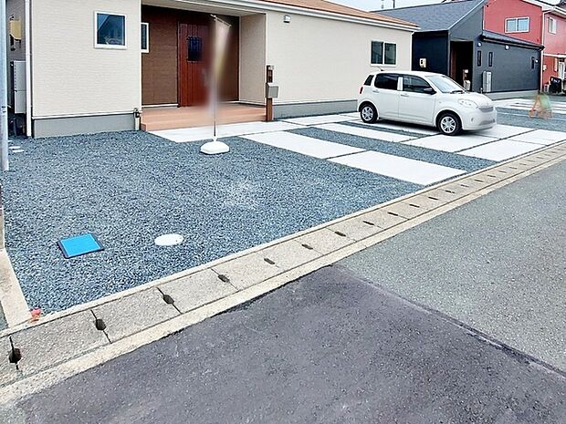 広々5台並列駐車可能なカースペースを確保！ご家族それぞれがお車をお持ちの場合はもちろん、お友達やご親族が遊びに来た際にも困りません。来客時にも安心してお迎えできる、ゆとりのある駐車スペースです。 