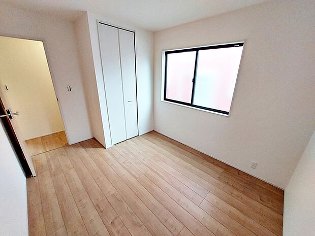 【洋室5.4帖】 お子様の一人部屋として使いやすい広さの居室で、成長に合わせて長くご利用いただけます。クローゼット付きで収納もしやすく、自然とお片付けの習慣が身につきやすい環境です!