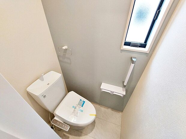 フロア2カ所にシャワー機能付きトイレを設置しています。小窓付きのため換気もしやすく、空気の入れ替えがスムーズに行えるのもポイント。日常的に使いやすく、清潔感を保ちやすい快適な空間となっています。