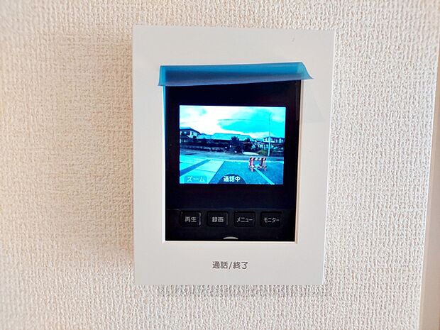 【TVモニター付きインターホン】 玄関まで行かずに室内から来客確認ができるため、手が離せない時でも応対ができます。家事中や作業中でもそのまま対応でき、移動の手間を減らしながら来客対応が行えます。