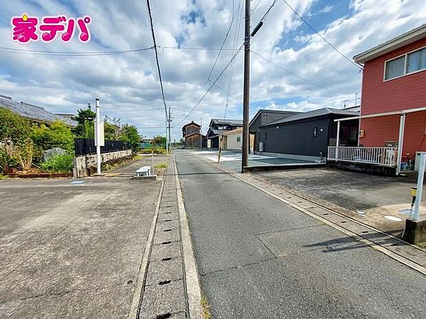 前面道路:北側約4m幅。 車通りが少なく、落ち着いた住環境が魅力です。お子様も安心して過ごしやすく、車の出入りや歩行もしやすい環境です。現地では周辺の様子や道路の雰囲気もあわせてご確認いただけます。