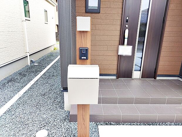 ポストやインターホンなどが一体となったシンプルな門柱が標準で設置されています。玄関まわりがすっきりとまとまり、来訪者の確認や郵便物の受け取りもスムーズに行える、使い勝手の良い設備です。