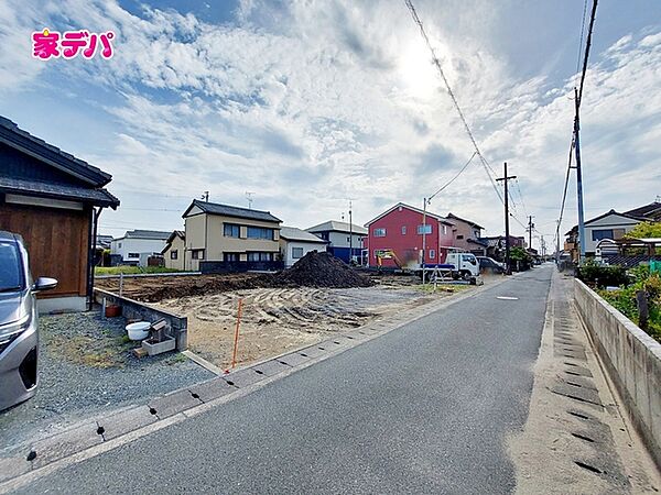 前面道路は見通しが良く、車の移動もスムーズに行えます。