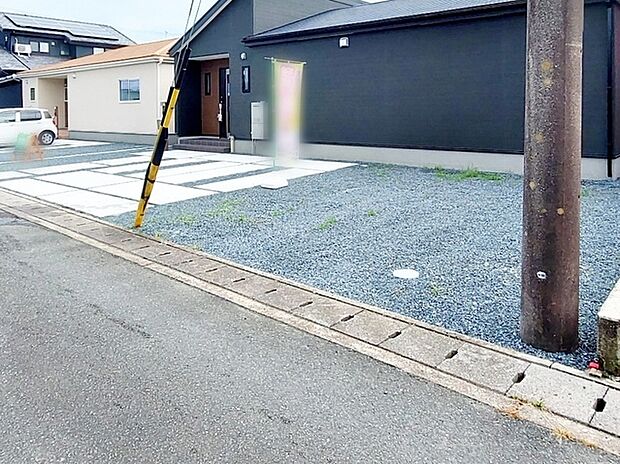 駐車スペースは5台分を確保!並列駐車が可能なので、車の出し入れもスムーズに行えます。毎日の通勤やお買い物など、お車を使う機会が多い方にも便利。運転が苦手な方でもゆとりを持って駐車しやすいのが魅力です。