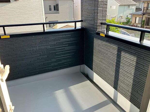 【バルコニー】 2階ホールと洋室から出入り可能なインナーバルコニー。急な雨の日のお洗濯も安心です。