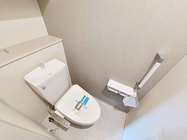 各フロアに1か所ずつシャワー機能付きトイレを設置しており、朝の忙しい時間帯でもスムーズに利用できるため、混雑の軽減にもつながります。
