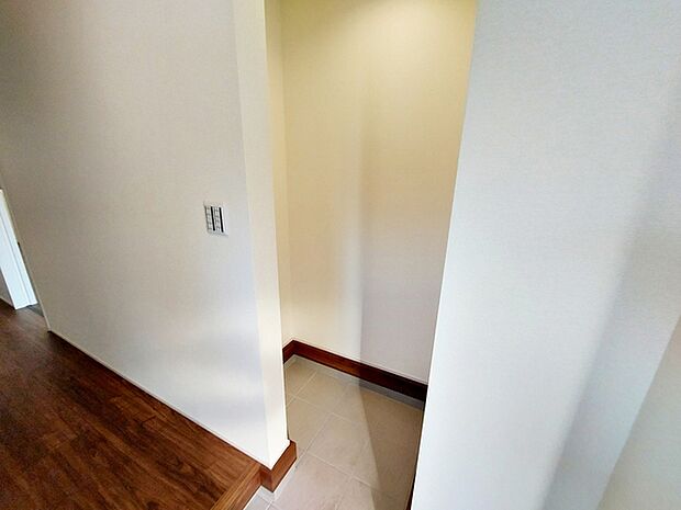 屋内に持ち込みたくない荷物を保管できるため、室内を汚さずに使い分けができます。靴や雨具なども一か所にまとめられ、片付けもスムーズです!外出用品の一時置きとしても使いやすく、日常の整理に役立ちます。
