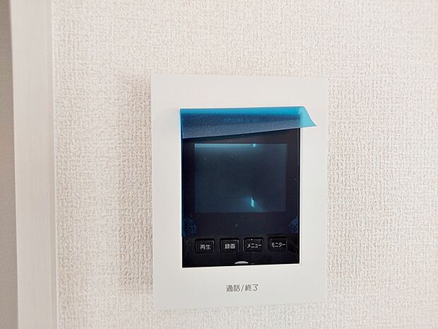 【ＴＶモニター付きインターホン】 訪問者の顔を室内から確認して応対できるため、玄関を開ける前に相手を把握しやすくなります。来客対応や不在時の確認にも役立ち、日常の安心感につながります。 