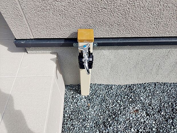 玄関横に立水栓があるので、お庭の水やりや洗車、外まわりのお掃除もスムーズ。夏にはお子様の水遊びにも活用でき、屋外でのさまざまなシーンで便利に使える、うれしい設備です。 